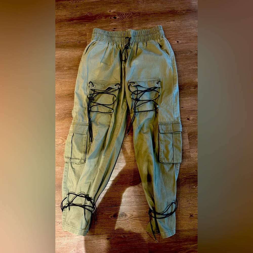 Drawstring pants that wraps around the ankle as well, can be dressed up or down
